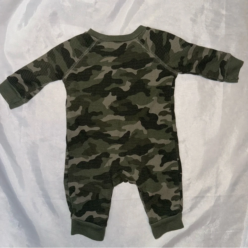 Old Navy Camouflage Thermal Long Sleeve Onesie One Piece Baby/Infant 0-3 mos‎